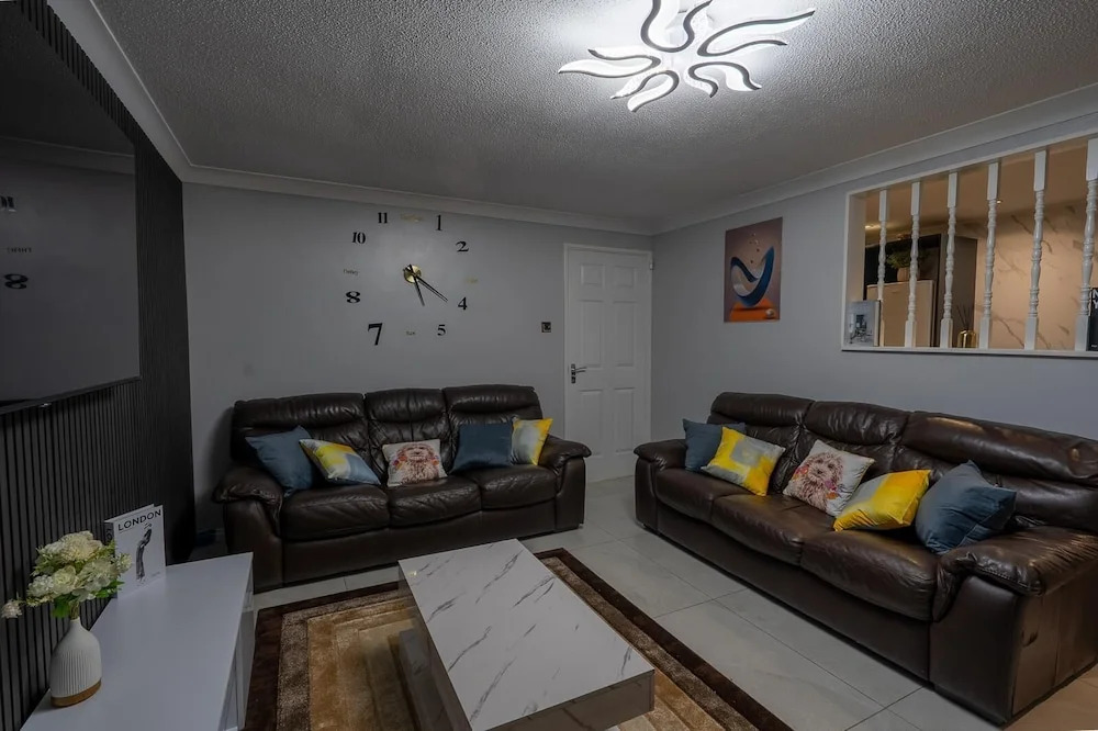 Charming 2 Bedroom Luxurious Home in Thamesmead South East London