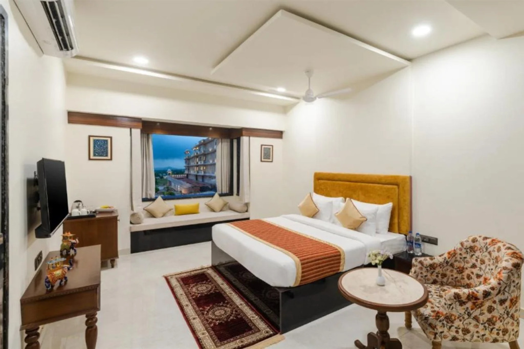Traavista Aravali Mahal - Luxury Lake View Heritage Resort in Udaipur