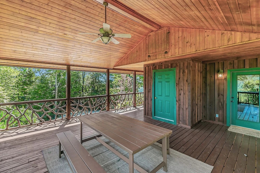 4 Mi to Sapphire Ski! Mtn-view Cabin w/ Deck