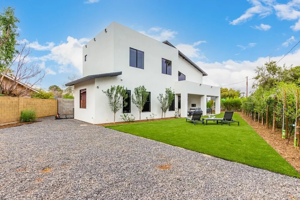 33rd Modern Phoenix 4 Bedroom Home by Redawning