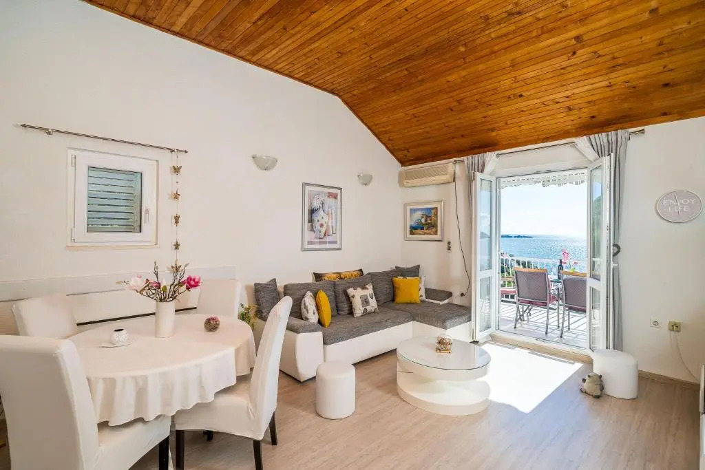Indys Beach Apartments