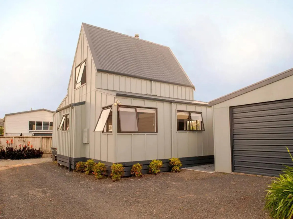 Beach Central - Whangamata Holiday Home