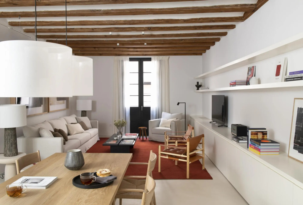 Outstanding apartment with 3 bedrooms and 3 bathrooms, two of them en suite suite + 2 lovely patios.