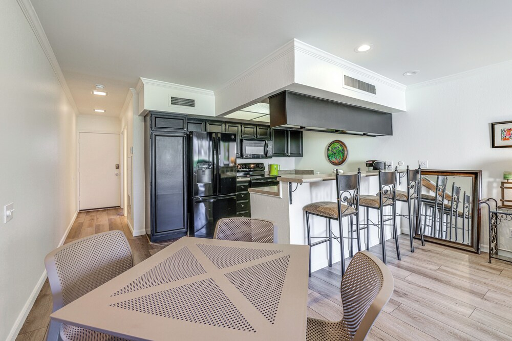 Mtn-view Condo w/ Pool Access in Palm Springs!