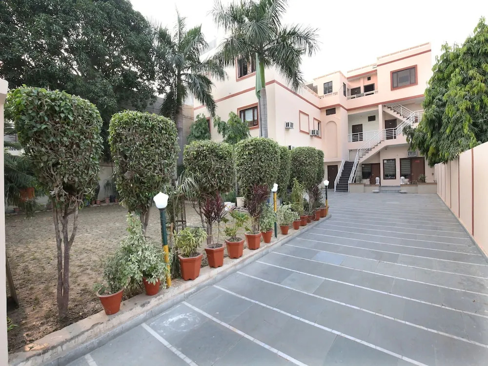 OYO 9727 Hotel Welcome Inn 2