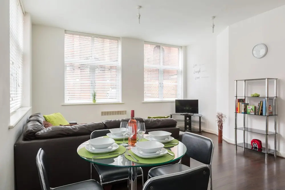 2bed Apt -king Bed -free Parking - Family Friendly