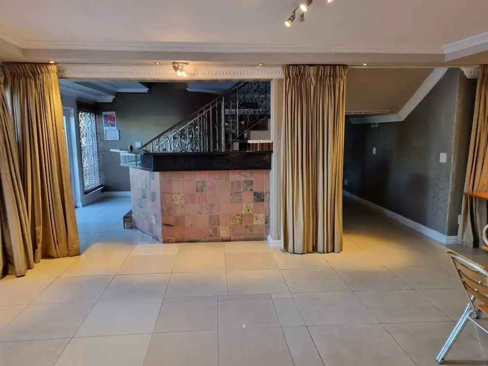 Savoy Lodge - Nice Budget Triple Room 2
