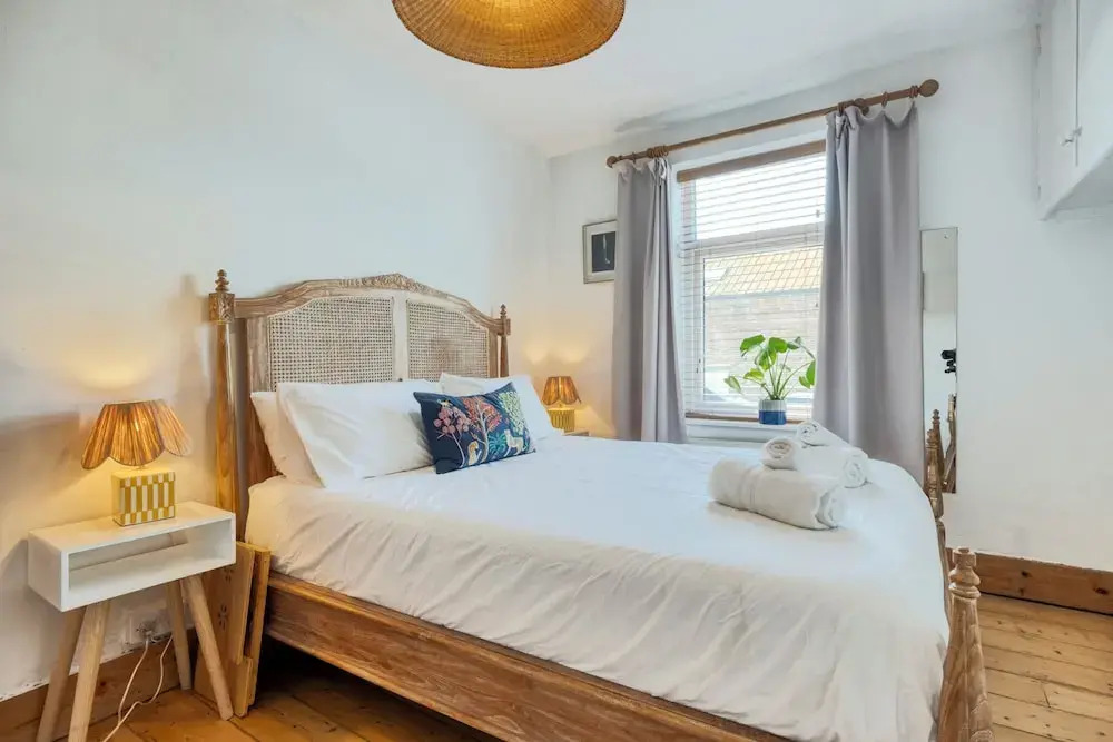 Stylish 2BD with Private Garden & Sauna