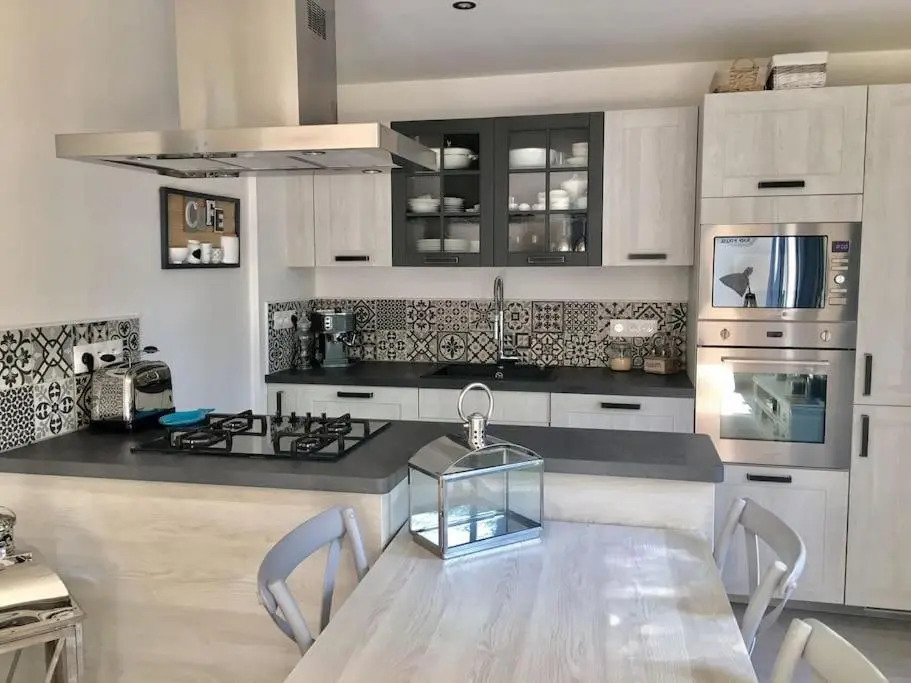 Cap d'Antibes 50m from the beach 3 bedrooms/Pool