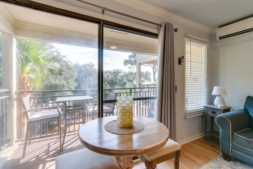 Hilton Head Island Condo: Steps to Beach!