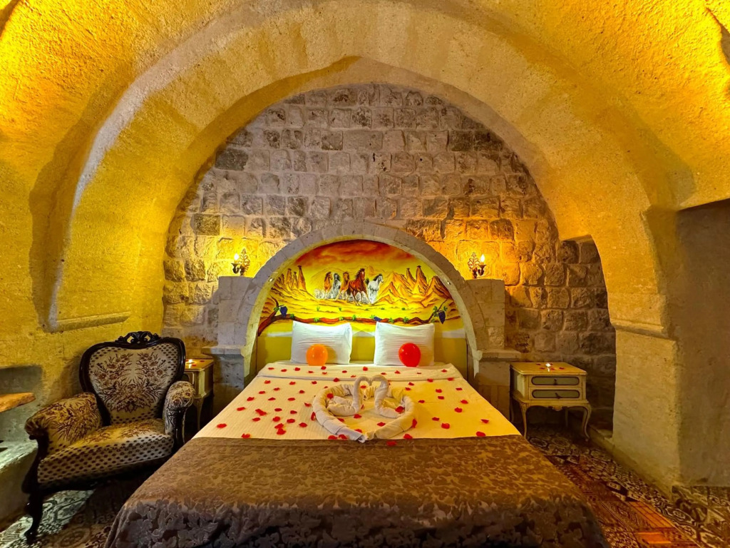 THE RED HORSE HOTEL