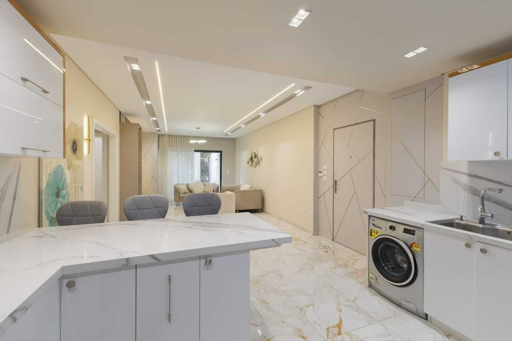ELITE New Modern 3BR Apartment