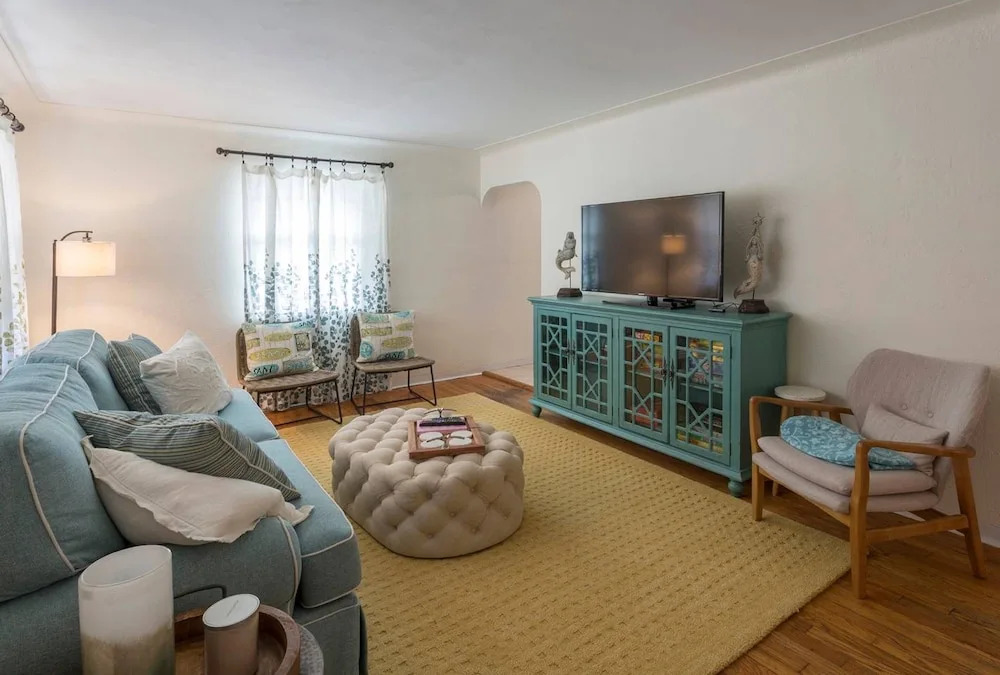 Northeast St. Petersburg Cottage by TechTravel