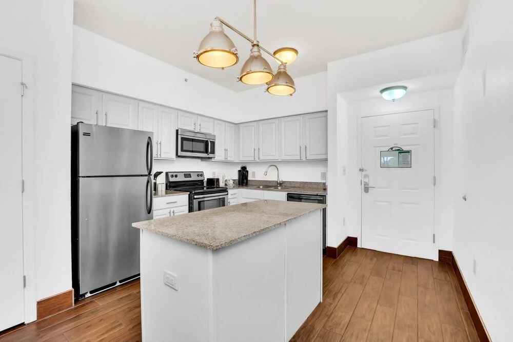 Beautiful Upgraded 2 BR Condo In Tourist District