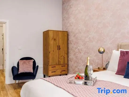 Spacious Seaside 2-Bed Apt w/ Free Gym & Parking