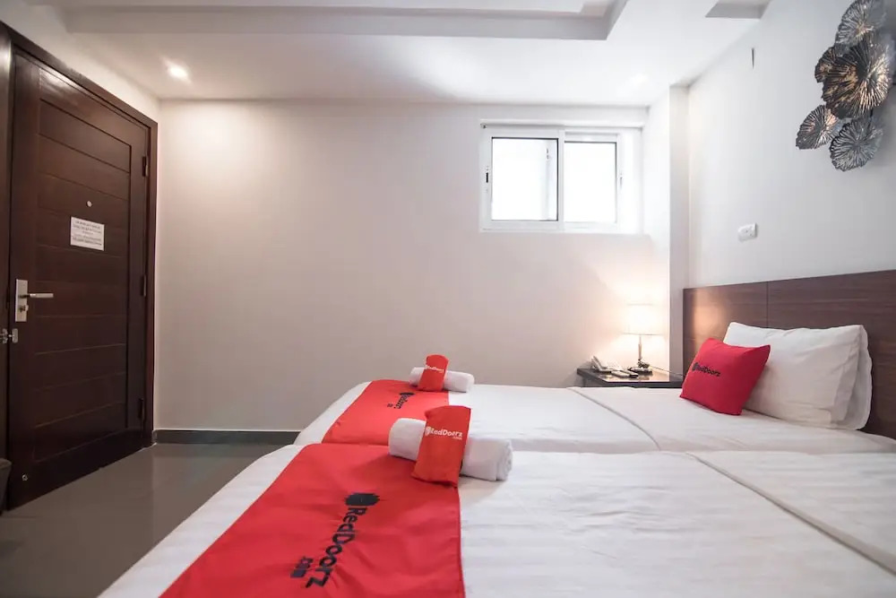 RedDoorz near Giap Bat