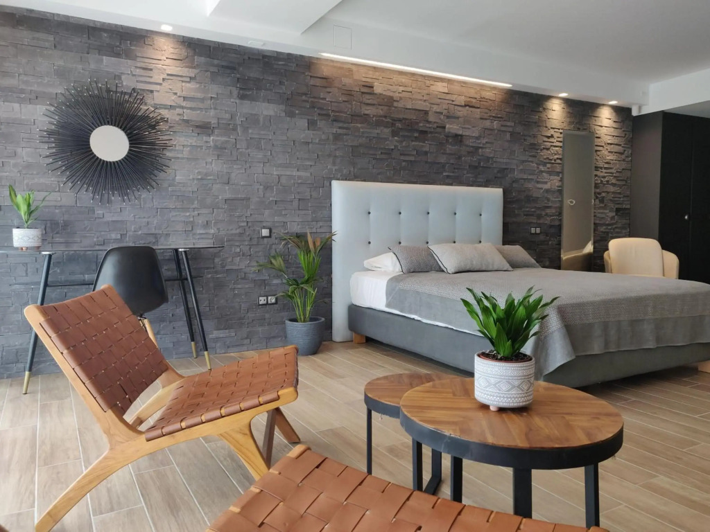 Sunny new lovely apartment 60 meters from the metro