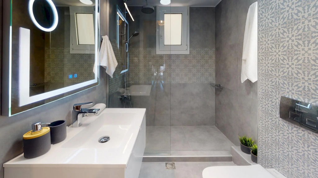 Motley Elegant Apartment by Estia