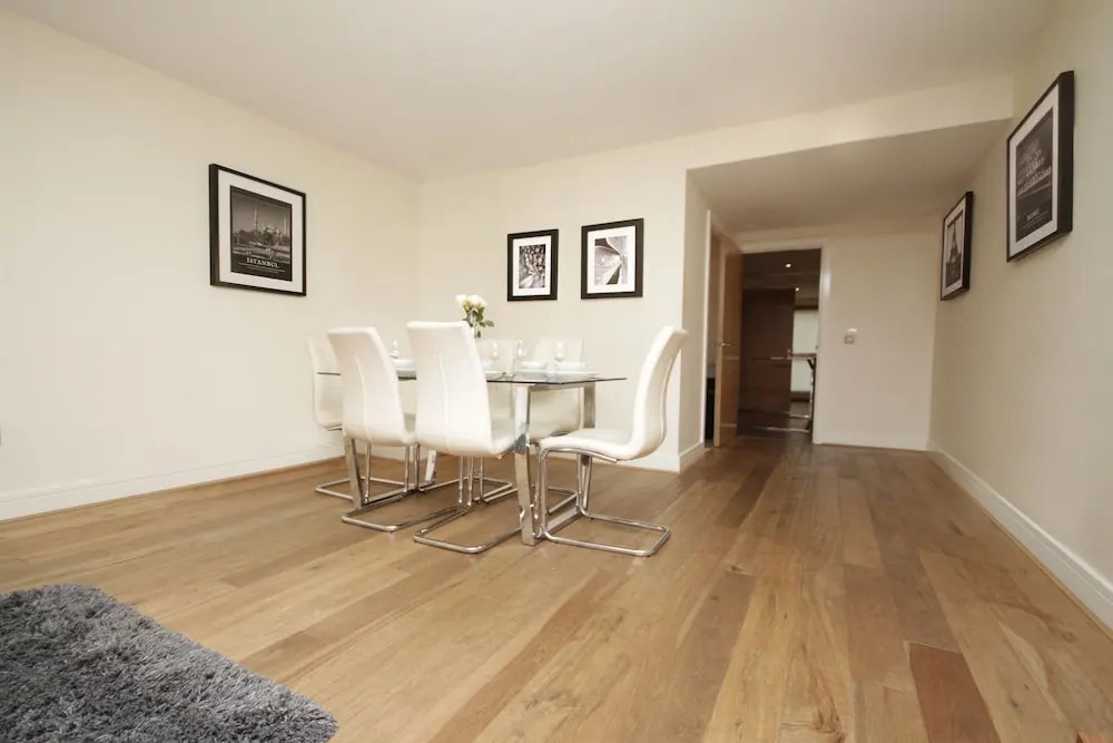 Grand Canal Quay Apt Sleeps 10