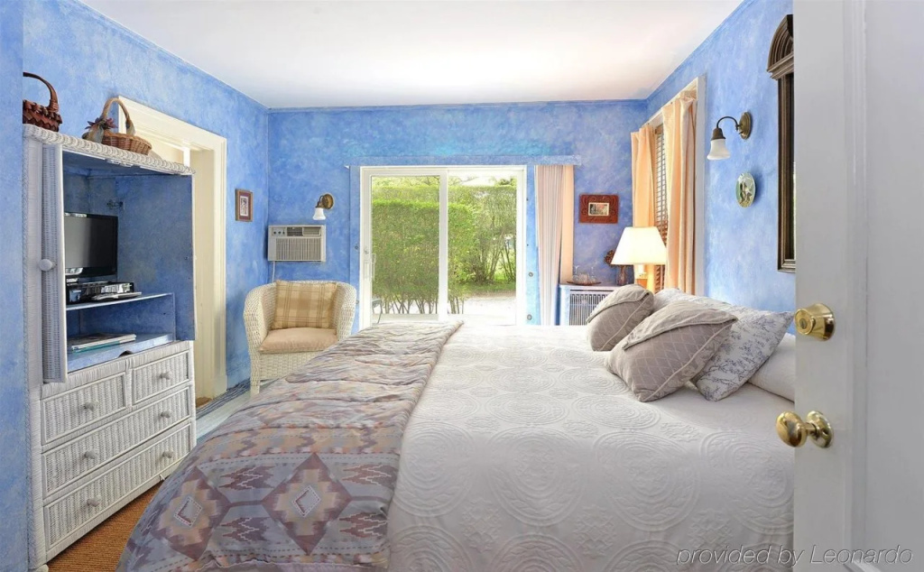 Village Latch Inn Hotel