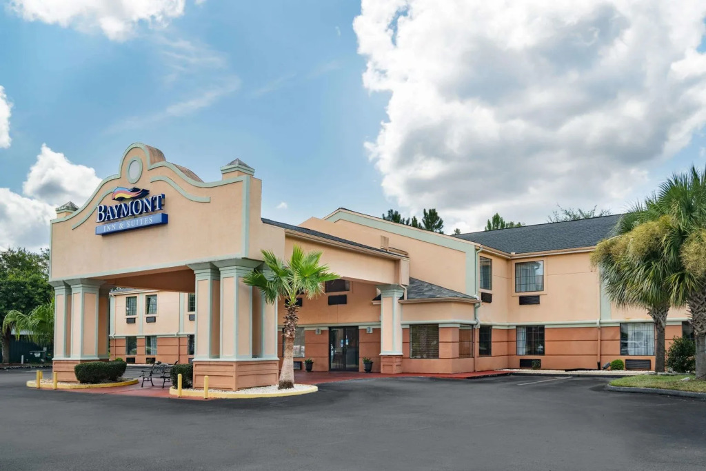 Red Roof Inn & Suites Hinesville Renovated with breakfast