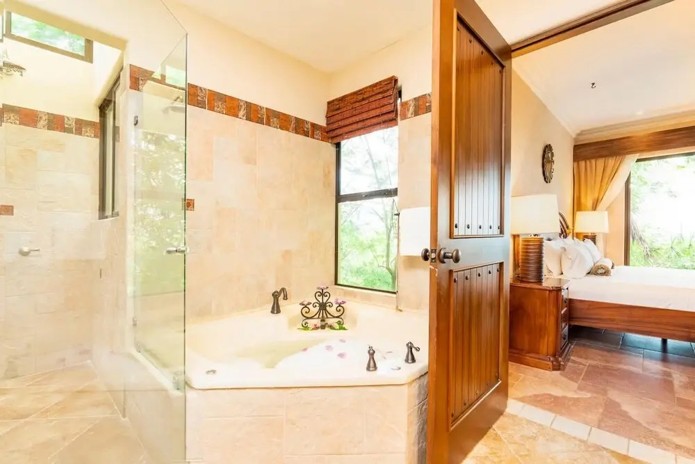 Luxurios Beachfront Villa on Flamingo Beach with Daily Maid and Security