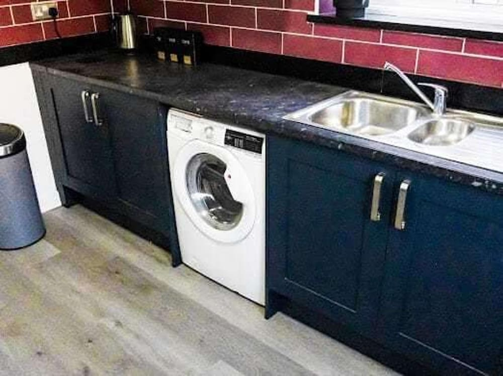 Serviced Accom Sleeps 8 - Near London, Parking