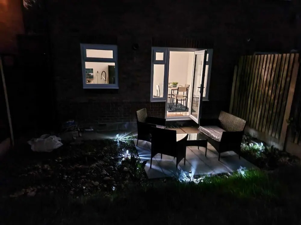 Stunning 3-bed Home Near City Centre, Chic Comfort