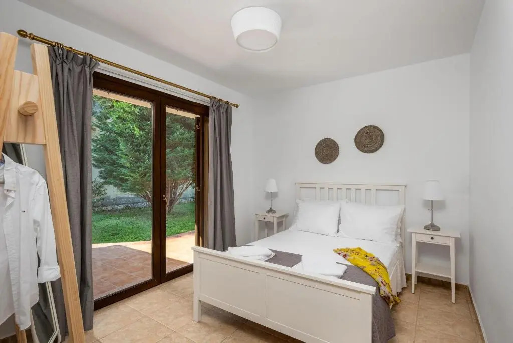 3 Roses Residence