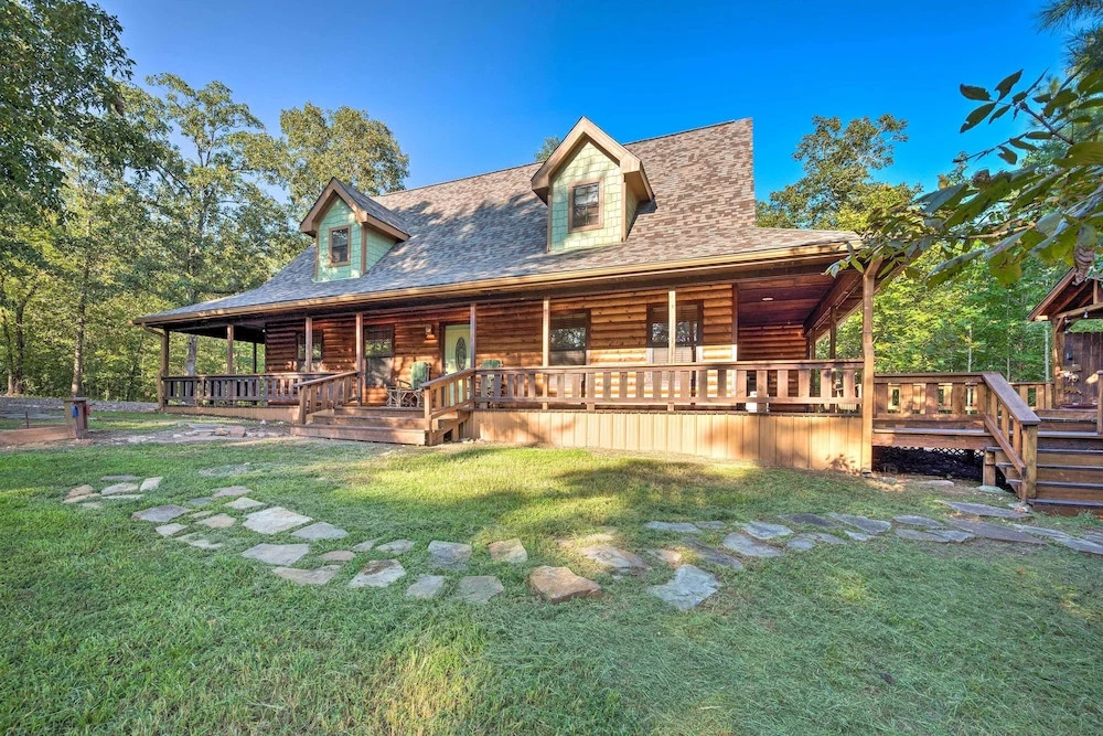 Broken Bow Retreat on 2 Acres w/ Hot Tub & Deck!