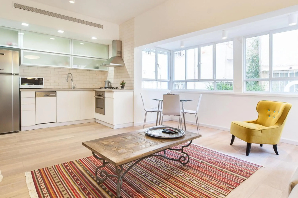 Bright 2 bedroom apartment in the heart of tel aviv by Sea N' Rent