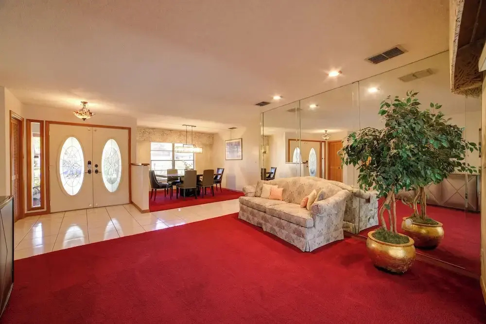 Relaxing Tampa Abode w/ Screened Lanai & Pool