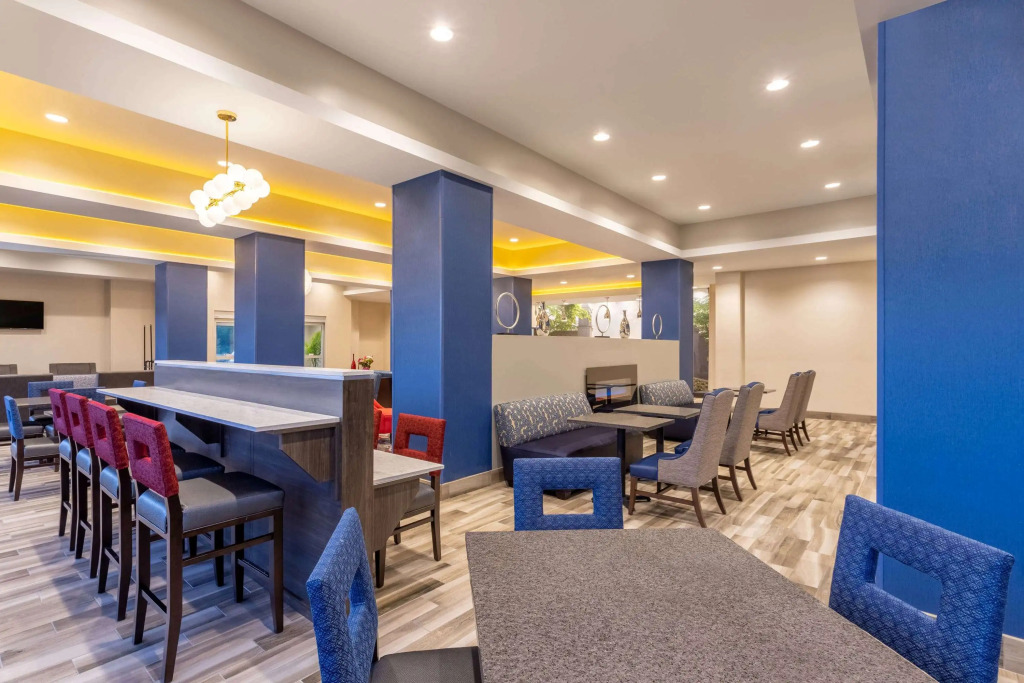La Quinta Inn and Suites by Wyndham Bloomington