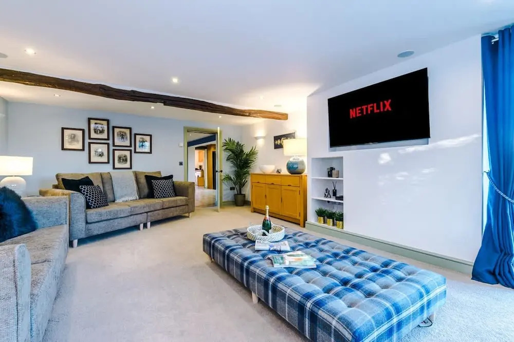Luxurious Private Home w Hot Tub Log Burner