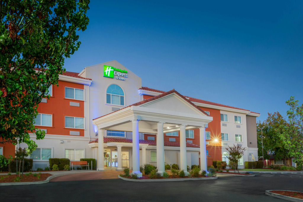 Holiday Inn Express & Suites Oroville Lake by IHG