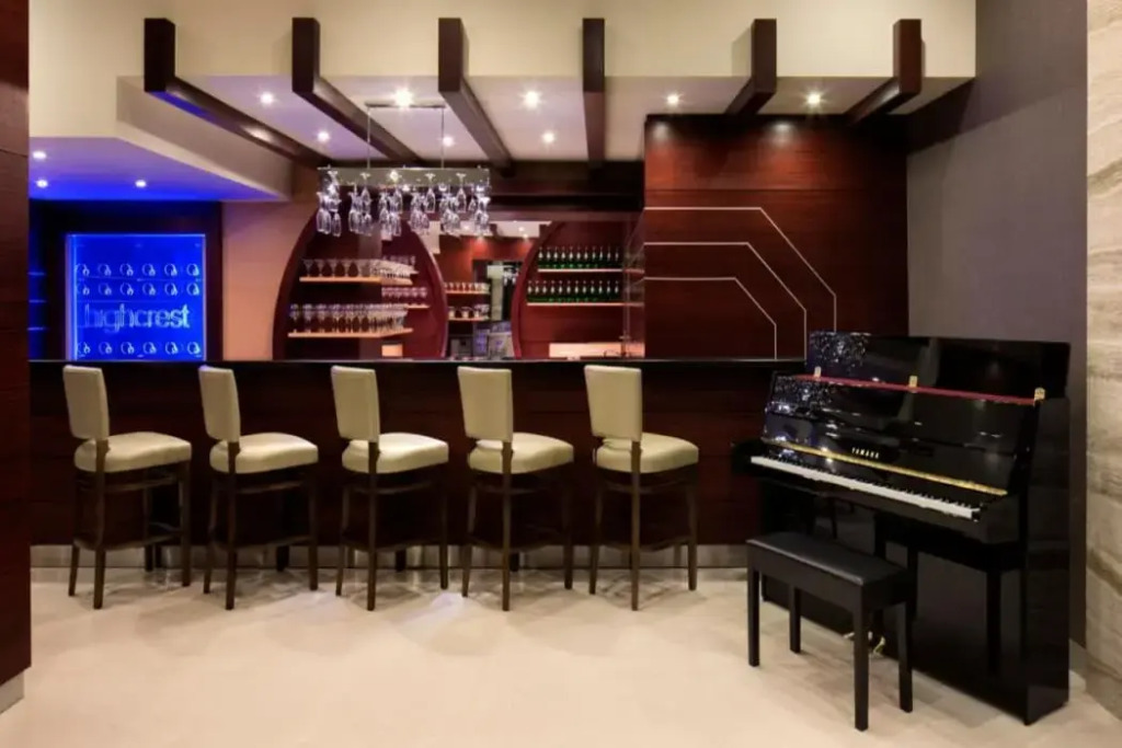 HighCrest Hotel