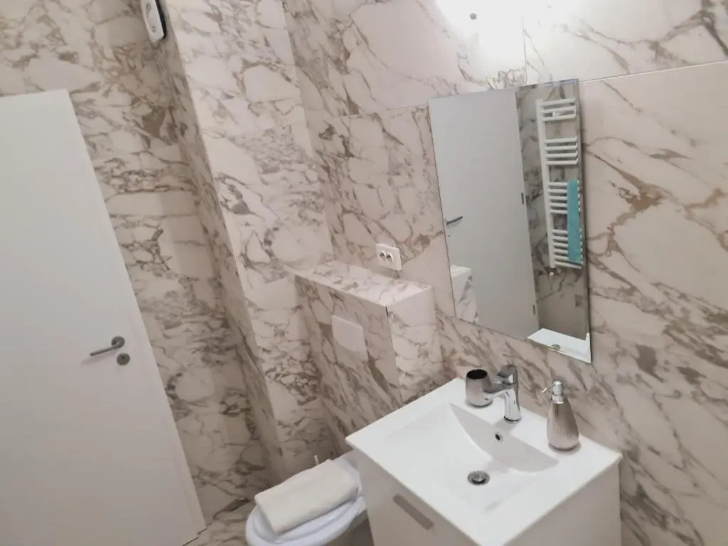 Ultracentral 5* Boutique Hotel style apartment. Brand new. 2 rooms. Spacious. Free parking