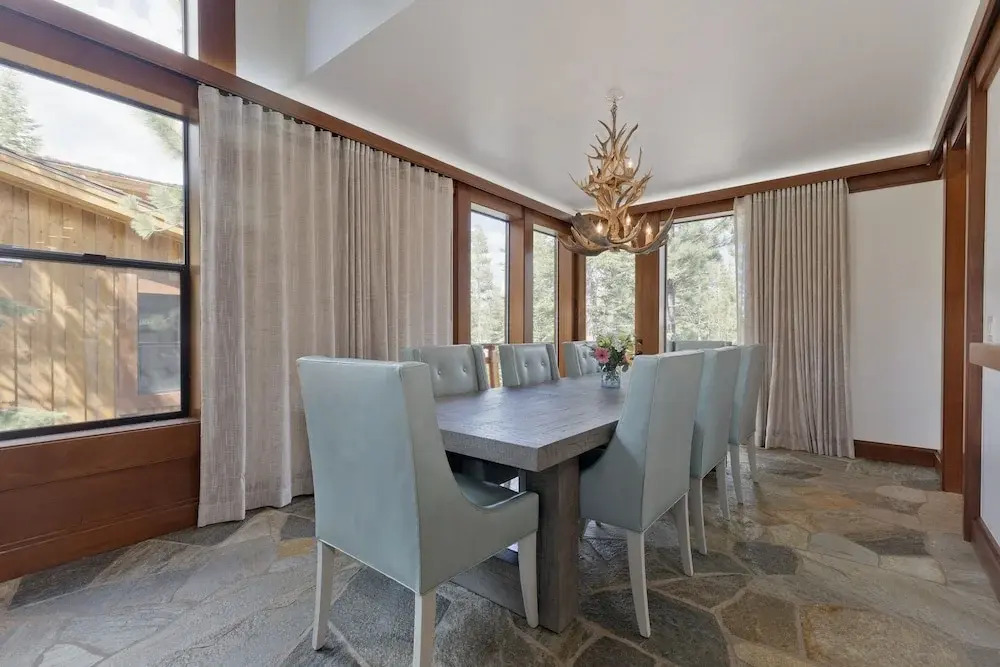 Obsidian 7 Deluxe 5000 sq ft House, Private Jacuzzi and Movie Theater, Close to Eagle by RedAwning