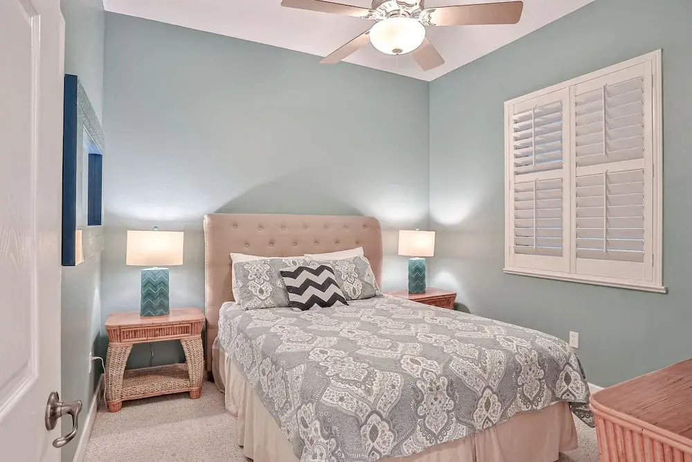 Elegant Waterfront Condo With Central AC, Balcony, and Shared Pools & hot Tubs