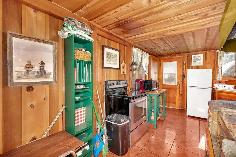 Rustic Knotty Pine - Minutes to the Water!
