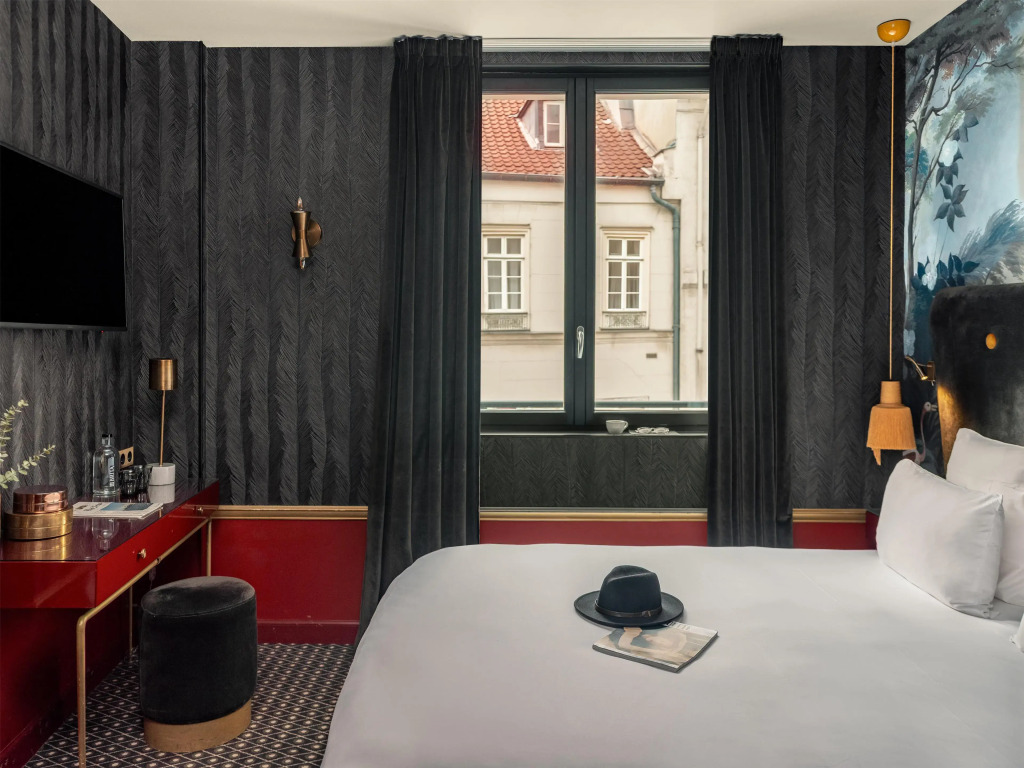 Snob Hotel