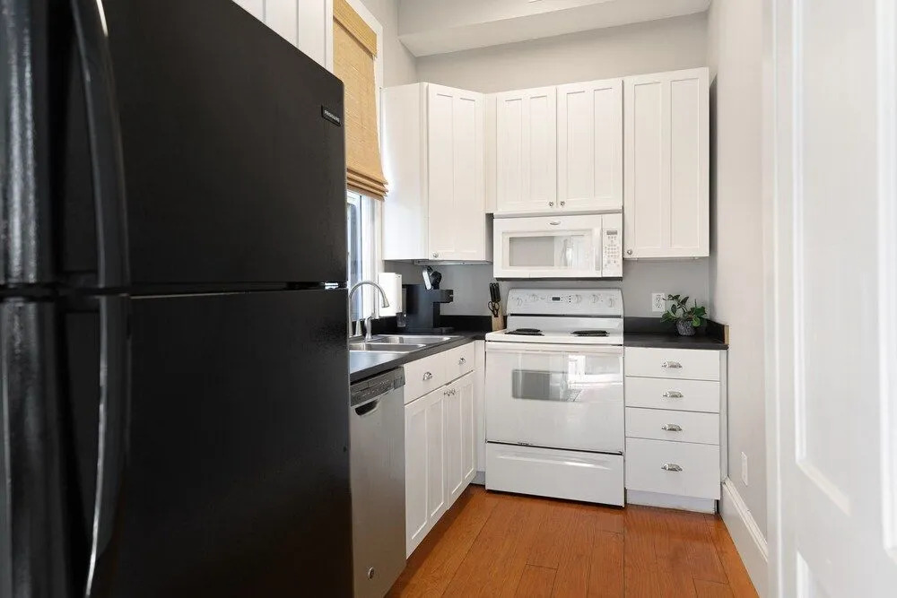 Beautiful Renovated Apartment Near King Street