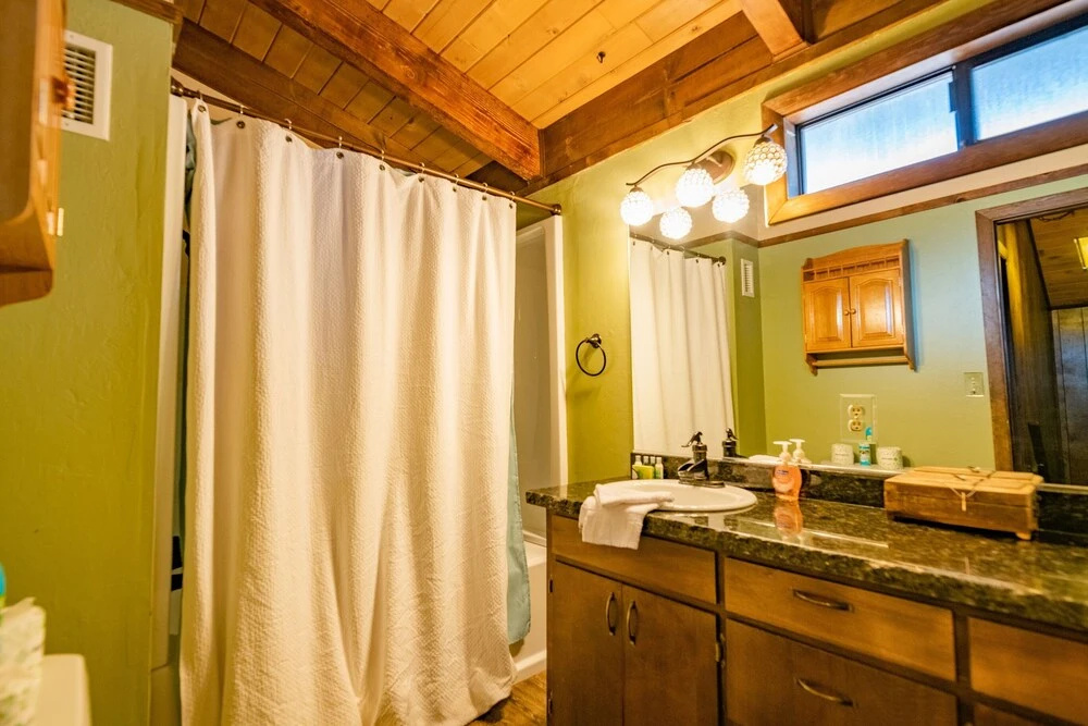 Hope's Cabin - Free Ski/snowboard Rental! - 2br/1.5ba/fireplace/barbeque 2 Bedroom Home