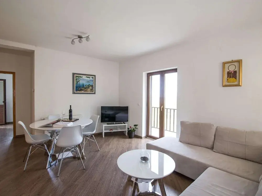 Spacious Apartment, Private Terrace in the Countryside, Wi-fi and Parking