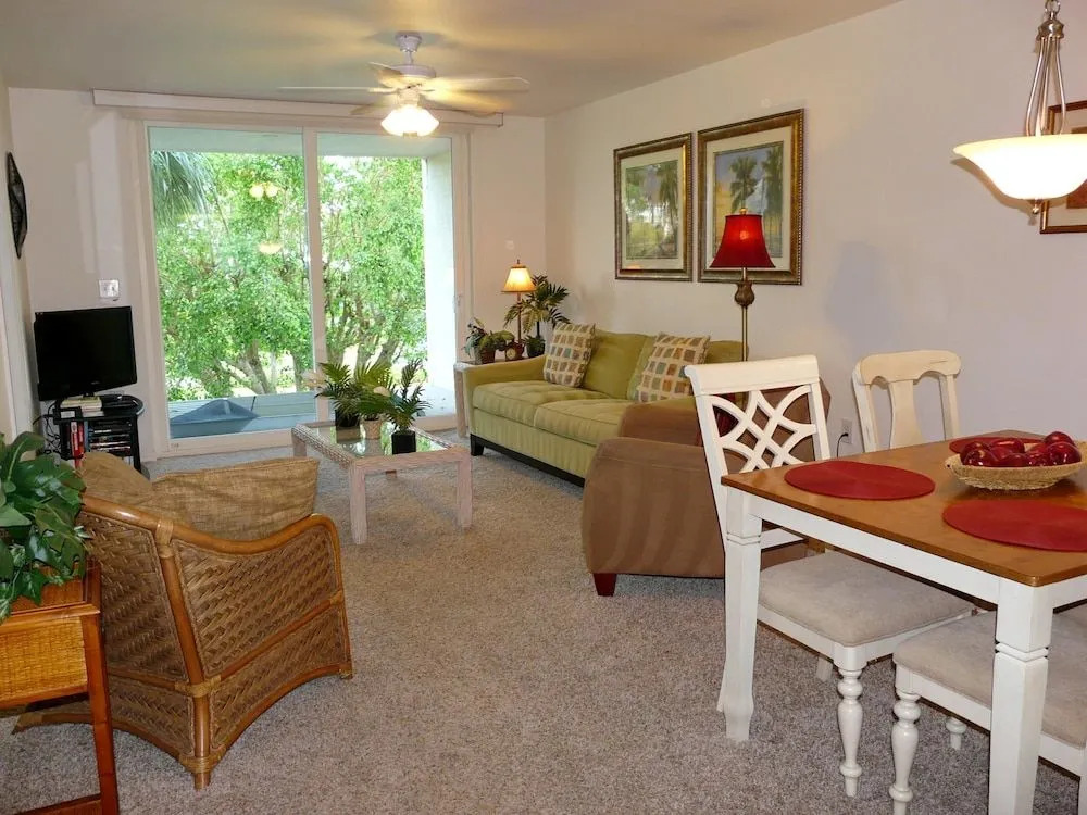 Peaceful Condo With Pool Across From South Beach