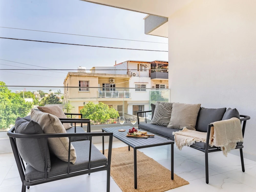 Sanders Cruise - Spacious 2-bdr Apt With Balcony