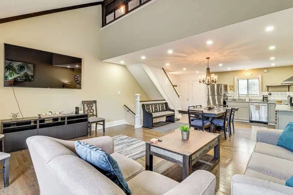 Modern Mountain Escape in Poconos: Walk to Slopes!