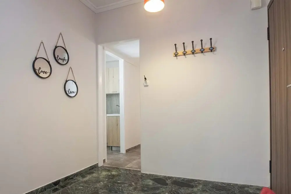 Modern 1 Bd Balcony Apt in Kato Patisia