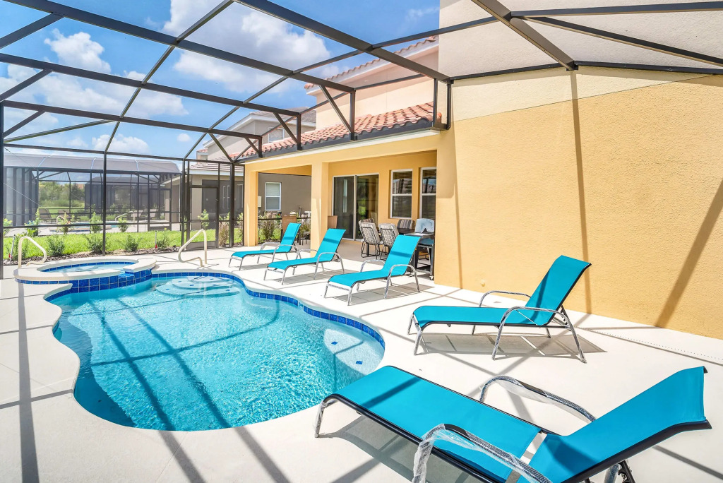 Upstay - Lrg Family Home w Private Pool   Hot Tub, Davenport