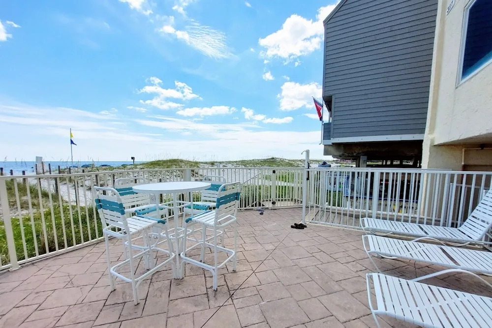 Castaways 2c 2 Bedroom Condo by RedAwning